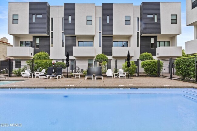 Building Photo - 325 E Coronado Rd