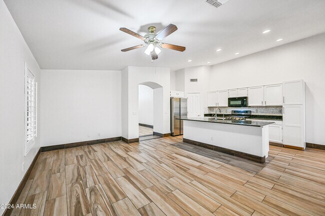 Building Photo - 4436 E Mountain Sage Dr