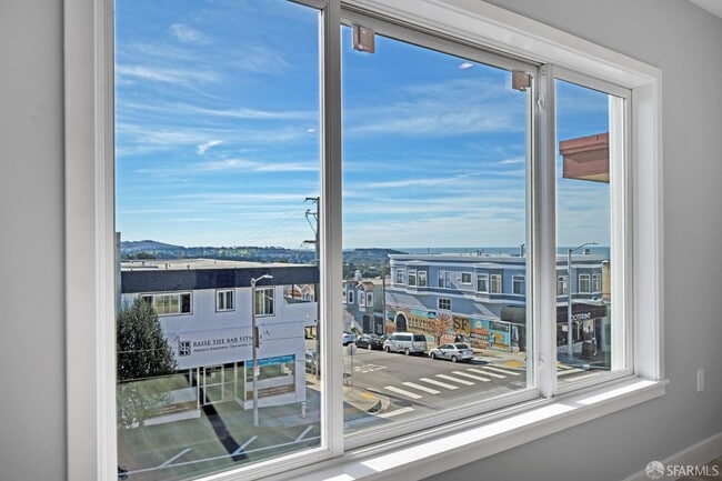 Building Photo - 1642 Taraval St