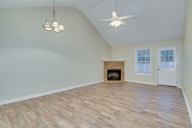 Building Photo - Townhouse w/ 1 Car Garage