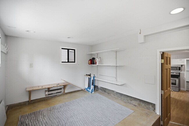 Building Photo - Steps from Green Lake ,6 bed 3 bath home with 2 kitchens and 2 laundry rooms.