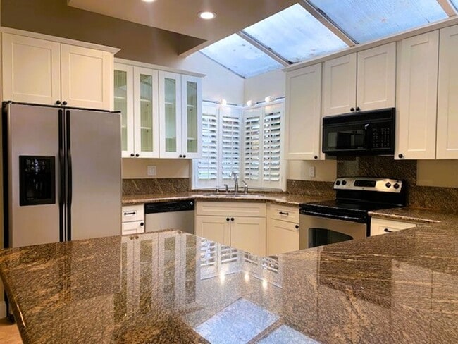 Building Photo - Charming Single-Story Duet in Danbury Park – Prime Location Across from Orloff Park!