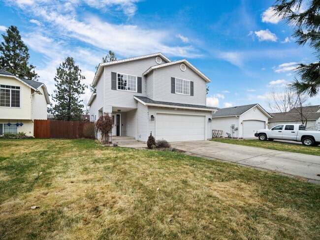 Building Photo - Bright & Comfortable 3 Bedroom Home (Furnished)