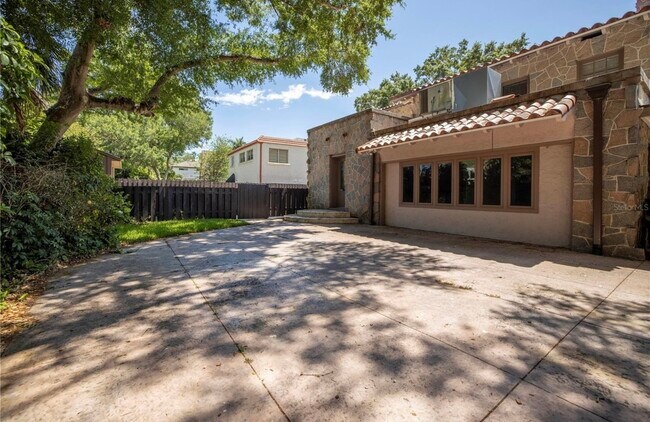 Building Photo - 955-955 39th Ave N
