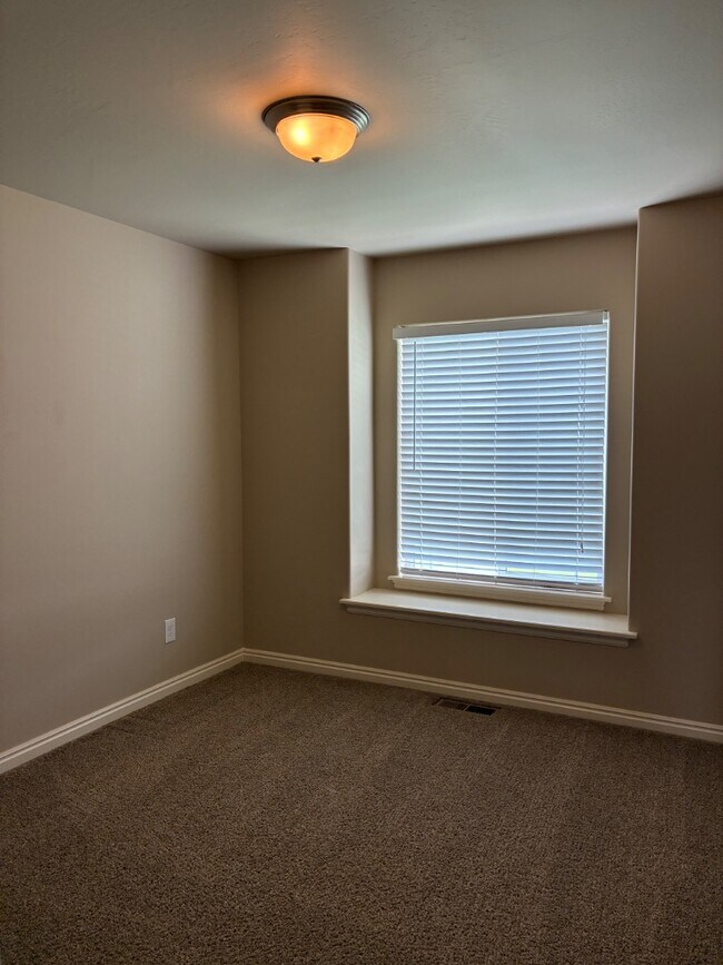Building Photo - 234 Greenbrier Dr