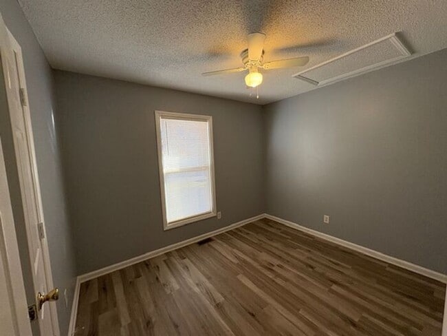 Building Photo - Recently Updated 3 Bedroom 1 Bath Home in ...