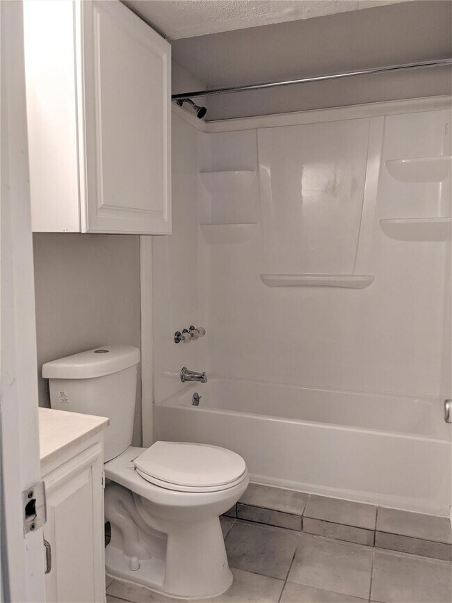 Building Photo - 704 E 22nd St