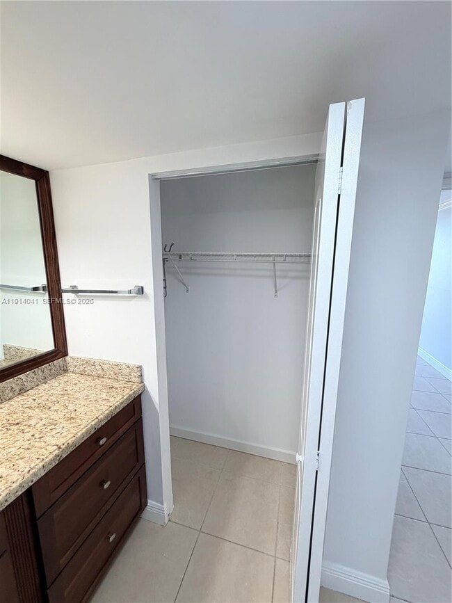 Building Photo - 3701 N Country Club Dr