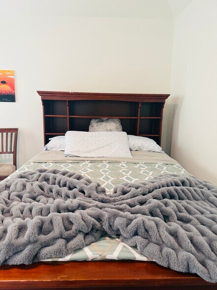 Bed with comforter, 2 pillows - 2604 Bucer Ct