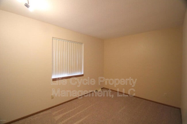 Building Photo - 922 Emerald Ave NE