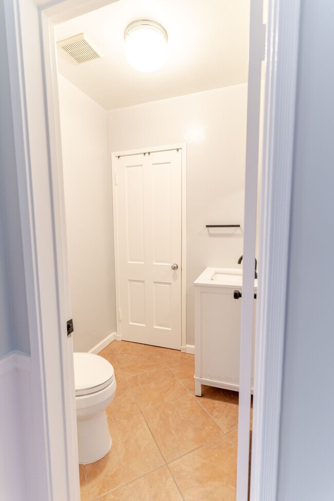 Building Photo - 640 E Valencia Ave