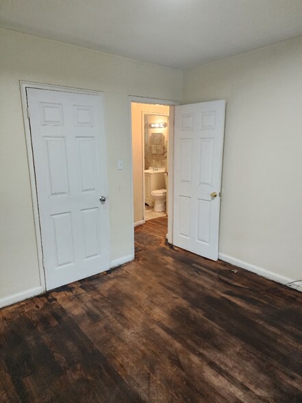 Building Photo - 3417 Riverside Dr