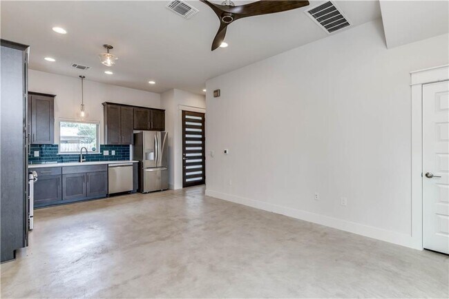 Building Photo - 8411 Bowling Green Dr