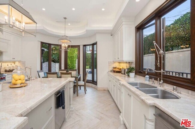 Building Photo - 329 Canon Dr