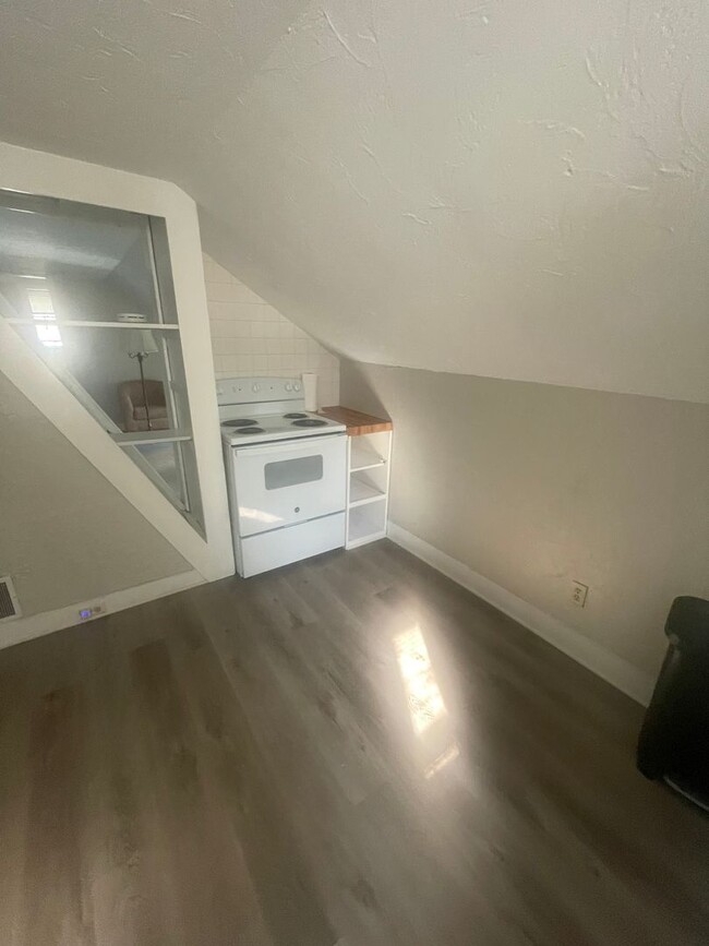 Building Photo - Large 3 bed located next to the Commuter R...
