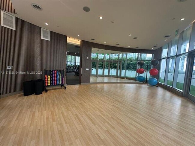 Building Photo - 700 NE 24th St