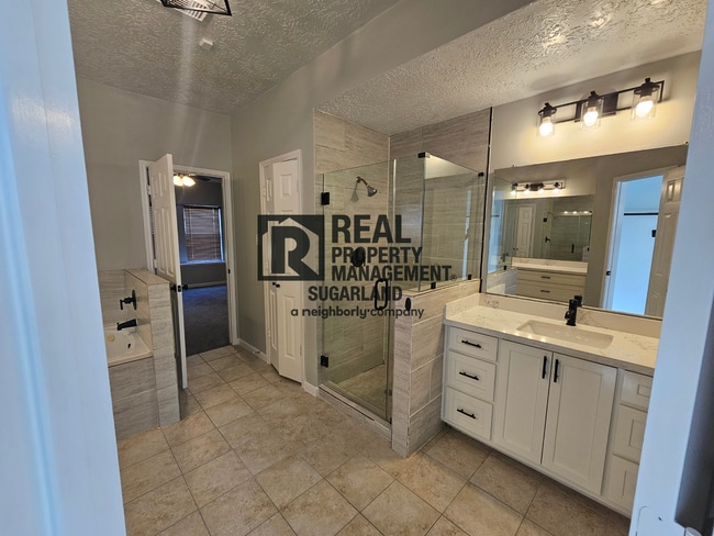 Building Photo - Executive Living in the Heart of Sugar Land