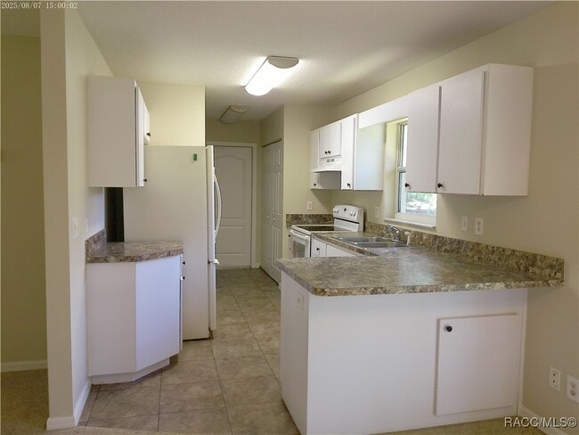Building Photo - 6015 E Carmel Ln