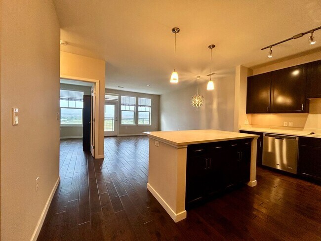 Building Photo - Top floor 2bd 2 bath condo conveniently located in Broomfield!