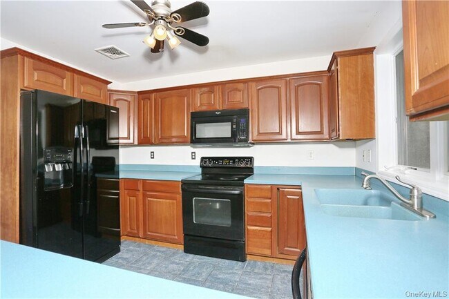 Building Photo - 80 Old Quaker Hill Rd