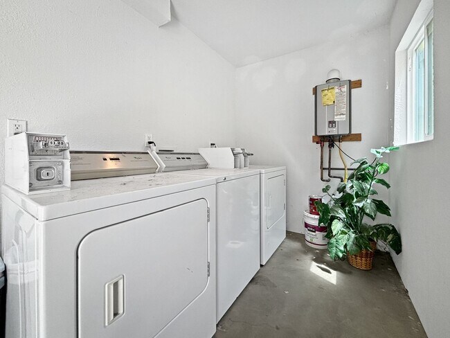 Building Photo - Charming 2BD/1BA Condo in University Heigh...