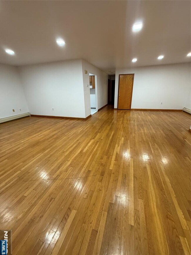 Building Photo - 967 E 23rd St