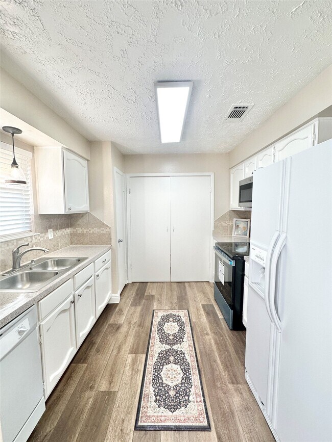 Building Photo - 14227 Cornelia Dr