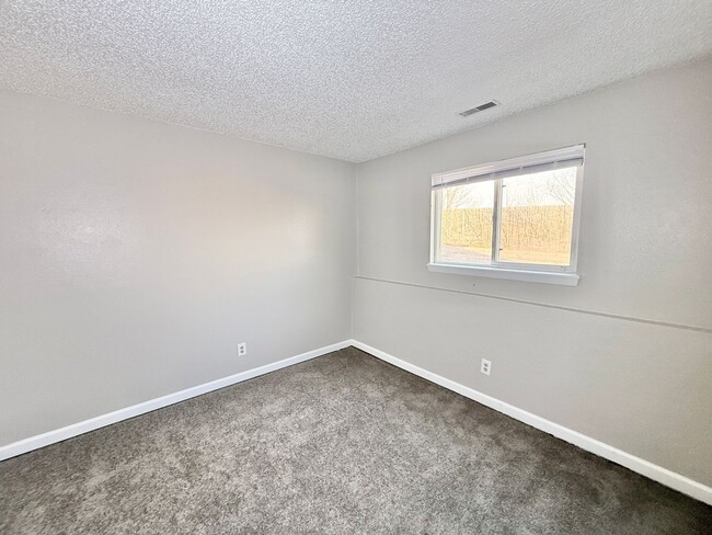 Building Photo - $500 off your 2nd months rent!