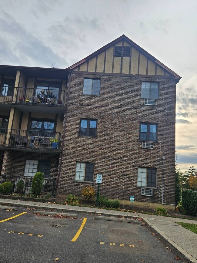 Building Photo - 50 Donna Ct