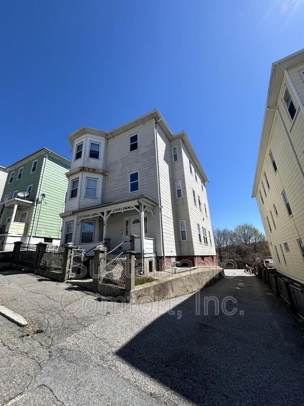 Building Photo - 18 Shamrock St