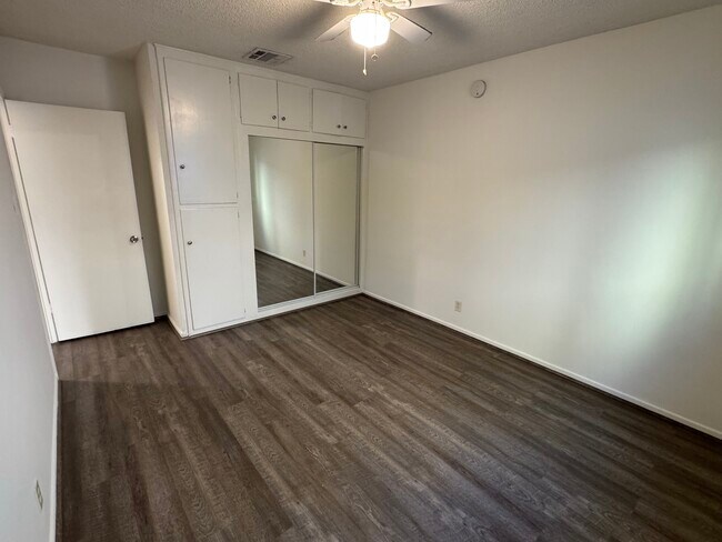 Building Photo - 457 Oak St