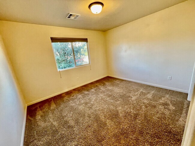 Building Photo - Pet Friendly Home in Green Valley
