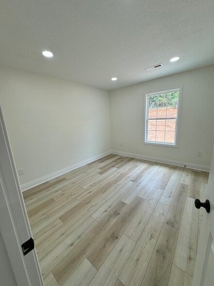 Building Photo - 857 Elmdale Rd