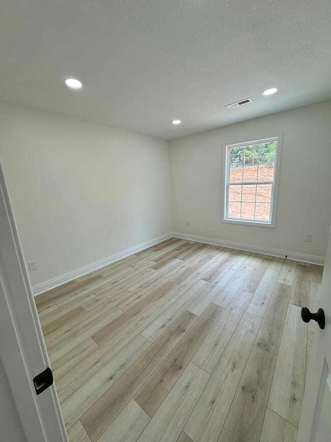 Building Photo - 857 Elmdale Rd