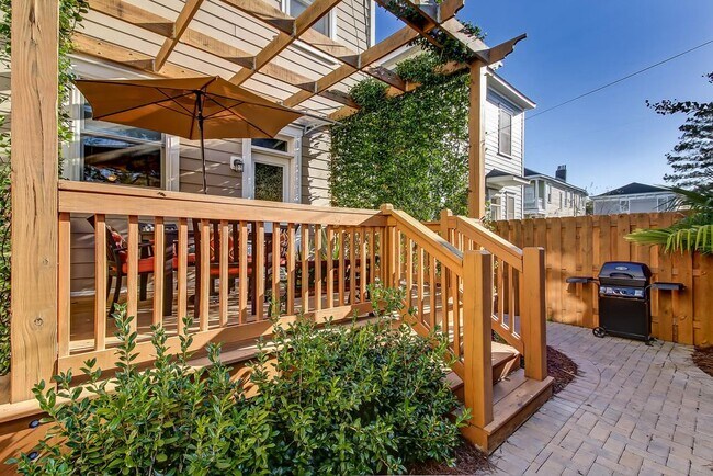 Building Photo - Furnsihed 3 bed 2.5 bath on 31st Street