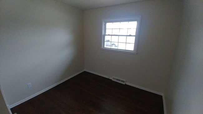 Building Photo - 3 Bedrooom Home Located in the Heart of We...