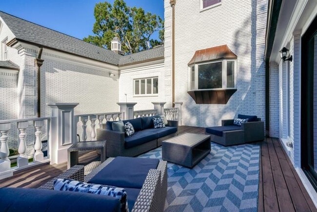 Building Photo - 1445 Hillside Dr SW