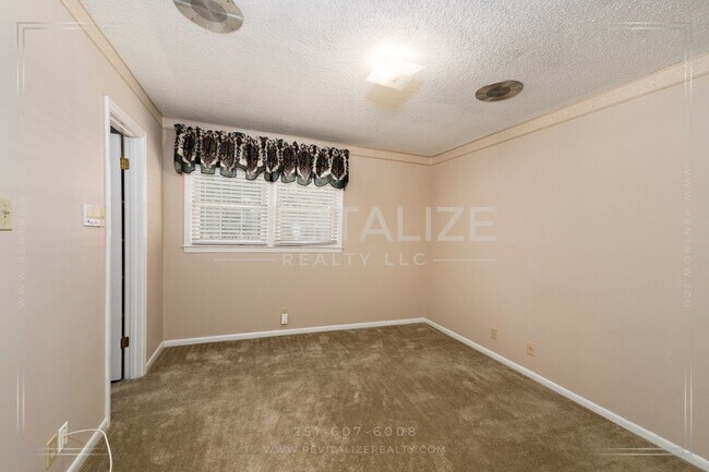 Building Photo - Beautifully Preserved 4 Bd / 3 Ba Vintage ...