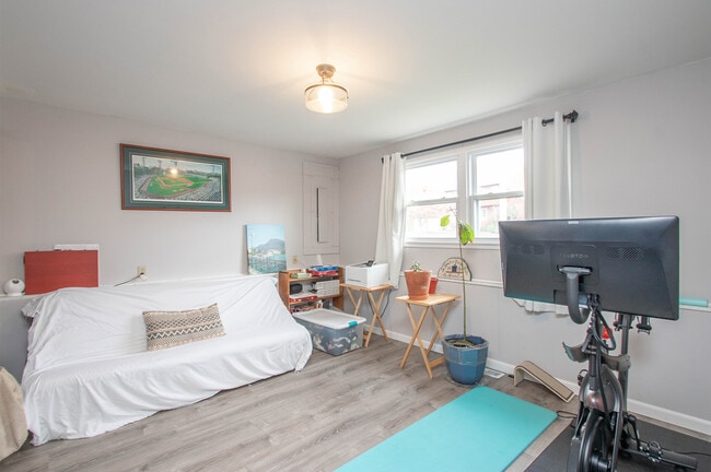 Building Photo - 425 Judd St