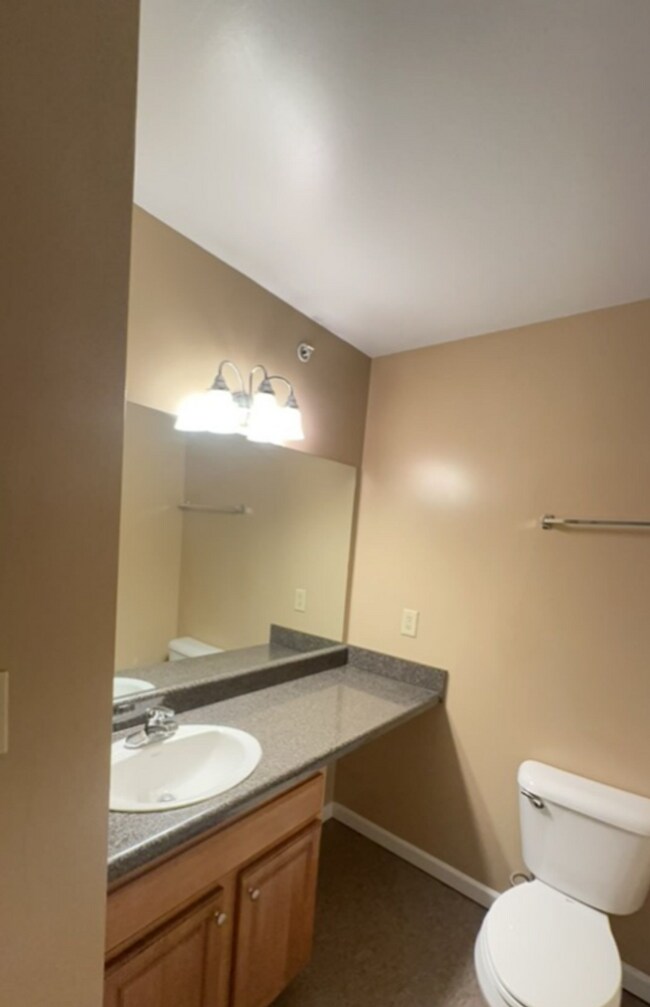 Building Photo - Great 3rd floor unit at LAUREL STATION for $2800/month Rent includes two assigned parking spaces!