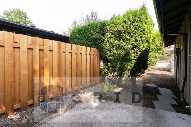 Building Photo - Gorgeous 2 Bedroom Apartment in Mt. Tabor!