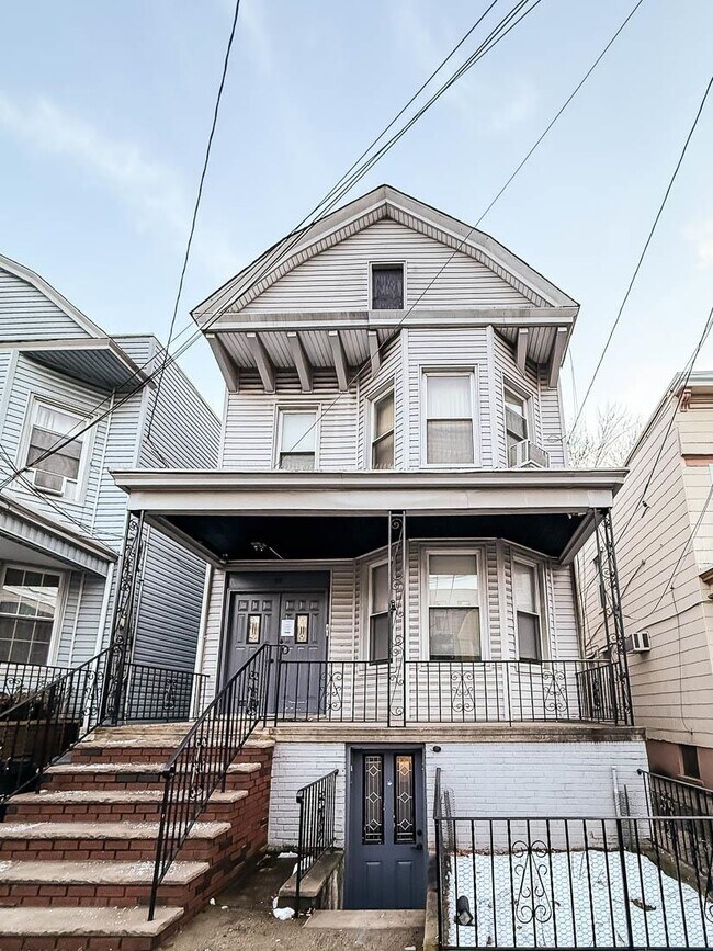 Building Photo - 57 Roosevelt Ave