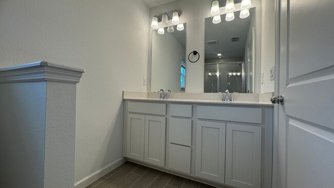 Building Photo - Charming 3BR Townhome with Screened-In Patio
