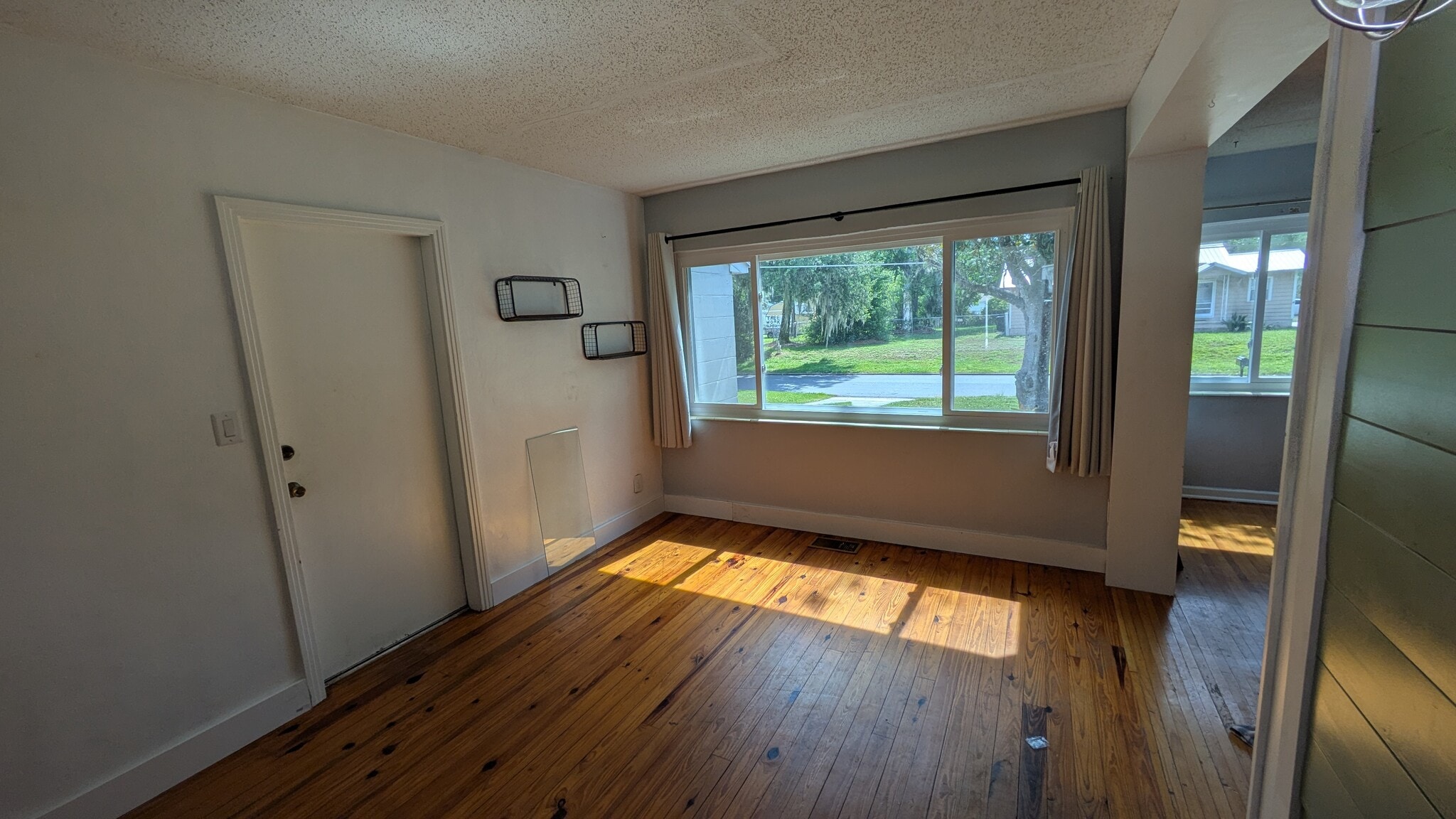 Building Photo - 215 S Elm Rd
