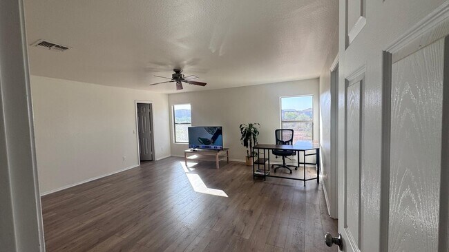 Building Photo - 1820 E Parkside Ln