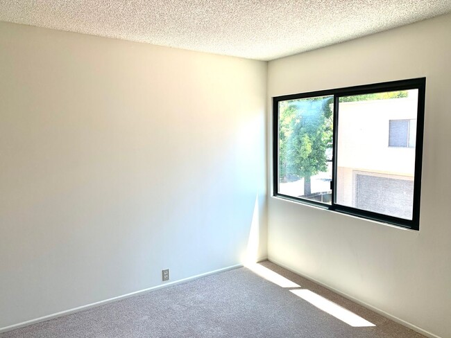 Building Photo - Ojai's Creekside Village Condo!