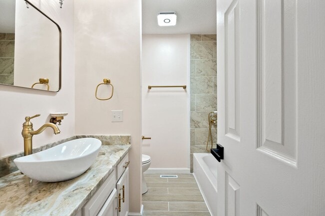 Building Photo - Location, location, location! 3 bedroom / 2 bath remodeled home in the middle of Fairfield Glade ...