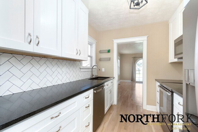 Building Photo - Cute North End Bungalow