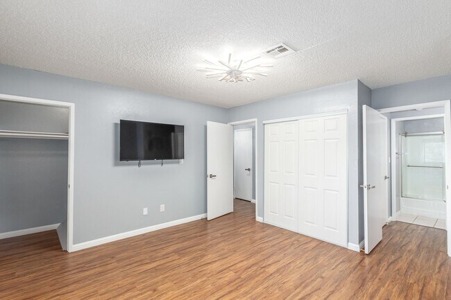 Building Photo - Remodeled 2 bedroom unit just minutes from...