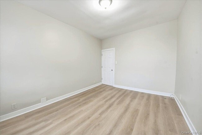 Building Photo - 943 E 232nd St